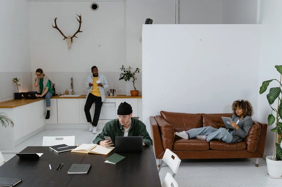 Ofiste bir proje üzerinde beyin fırtınası yapan çeşitli yaşlardan oluşan bir ekip