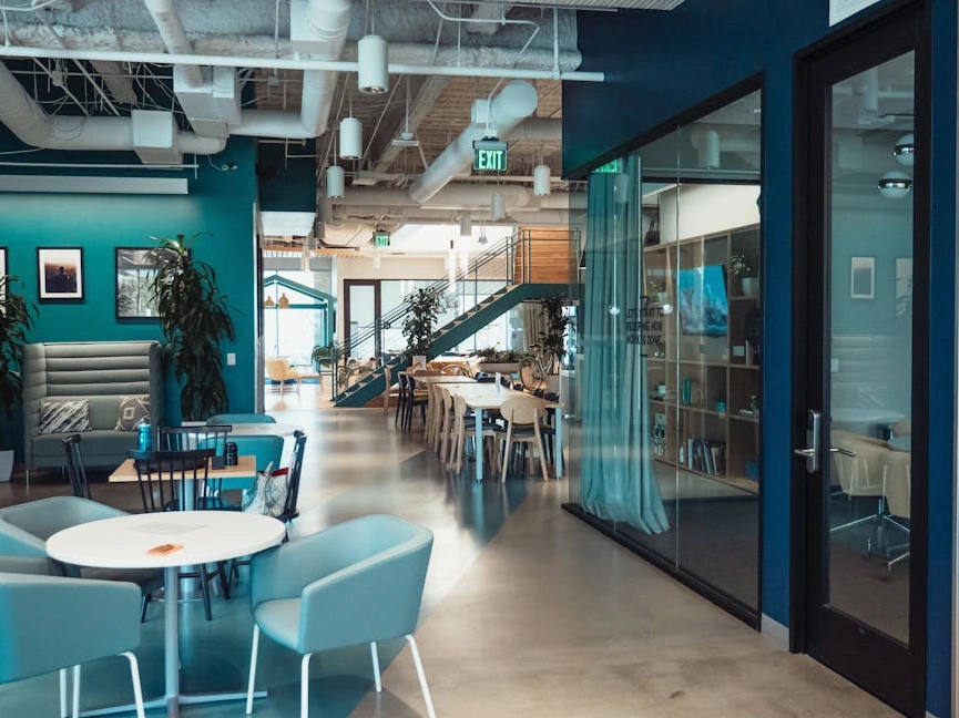 Bir masada bütçe planlaması yapan bir ekip